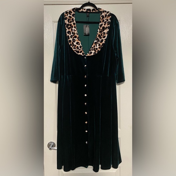 SHEIN x Retro Peaches - Green Velvet Dress with Leopard Print Collar - Picture 2 of 4
